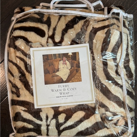 New in Pack Furry Warm & Cozy Zebra Print Wrap Throw Blanket with Sleeves - Picture 1 of 2